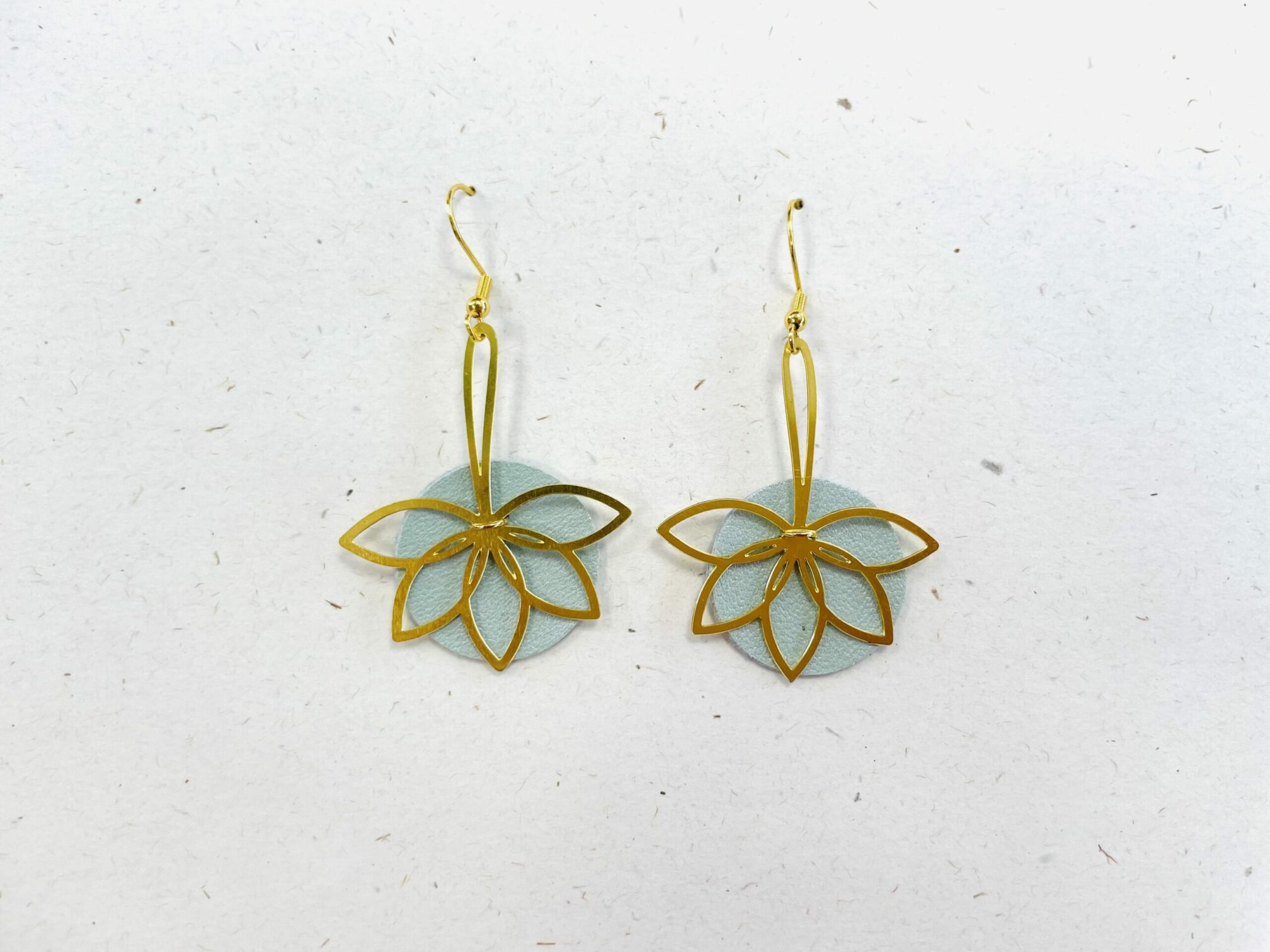 Boucles d'oreilles pendante en cuir véritable bleu pâle. Avec crochets en acier inoxydable doré à l’or fin