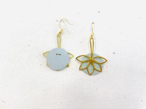 Boucles d'oreilles pendante en cuir véritable bleu pâle. Avec crochets en acier inoxydable doré à l’or fin