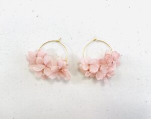 Créoles en acier inoxydables doré et fleurs d’hortensias stabilisées