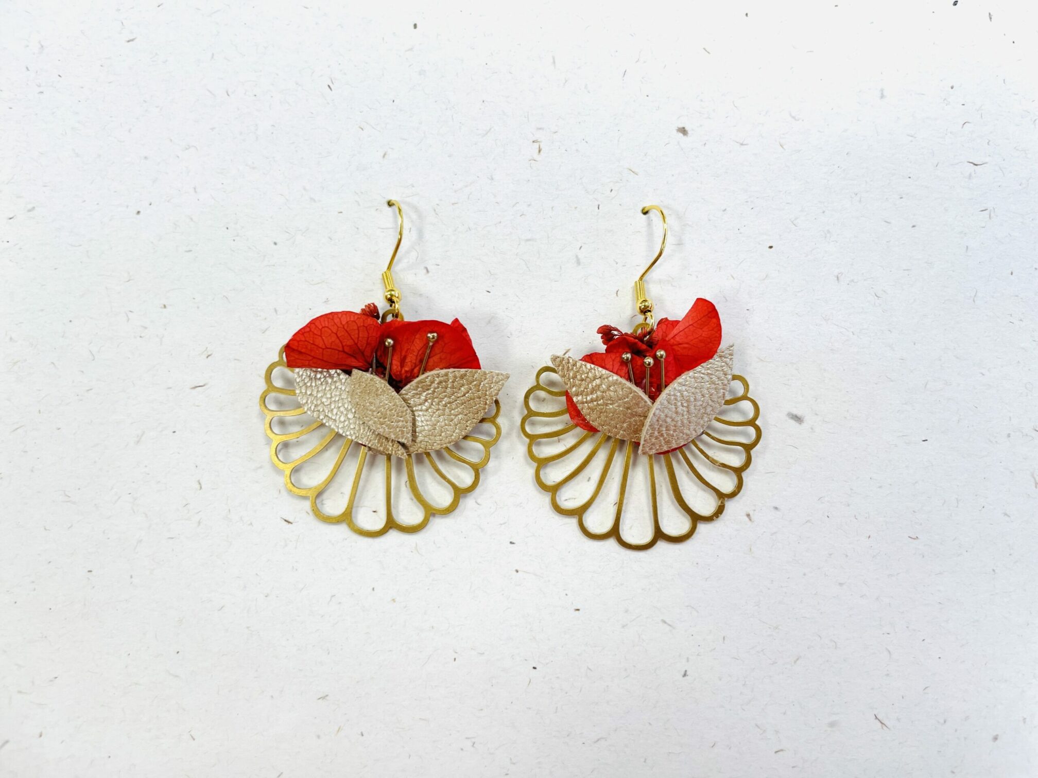 Boucles d'oreille en laiton, fleurs d’hortensias stabilisées et cuir véritable