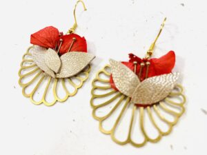 Boucles d'oreille en laiton, fleurs d’hortensias stabilisées et cuir véritable
