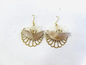 Boucles d'oreille en laiton, fleurs d’hortensias stabilisées et cuir véritable