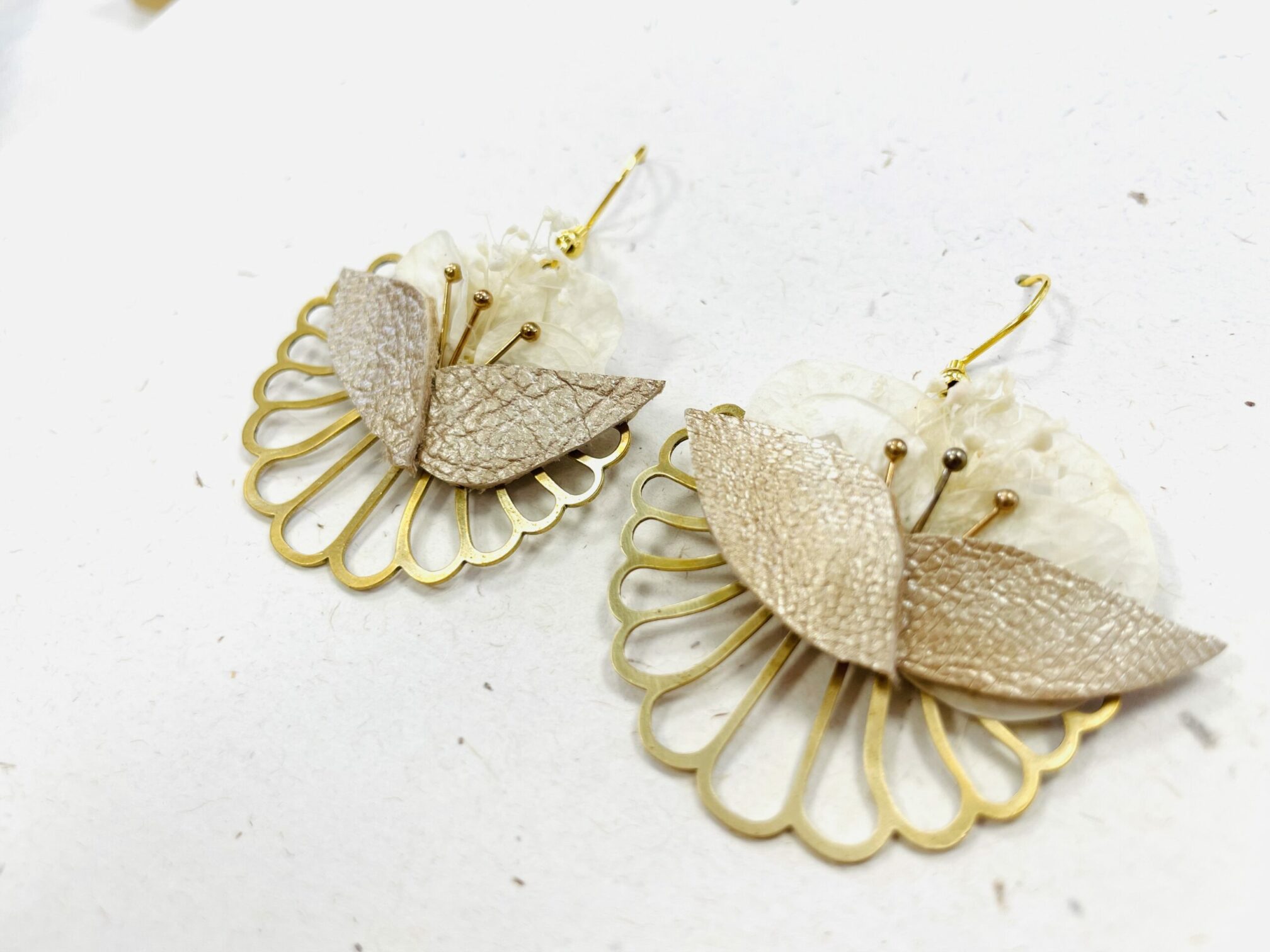 Boucles d'oreille en laiton, fleurs d’hortensias stabilisées et cuir véritable