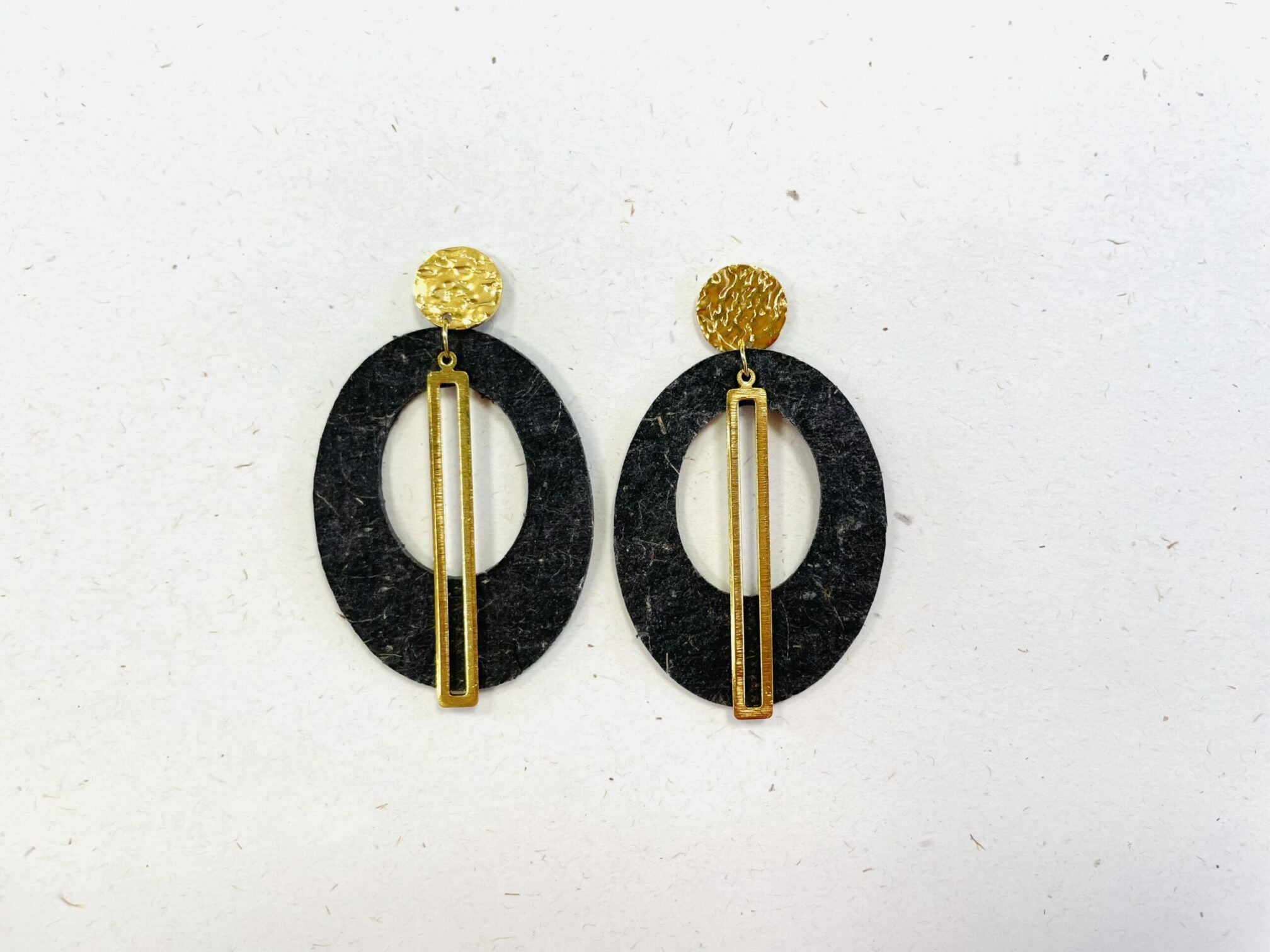 Boucles d'oreille Charmes noires en acier inoxydable doré à l’or fin