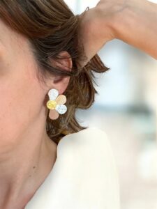 Boucles DAISY fibre d'ananas et bois VERT SAUGE – Image 3