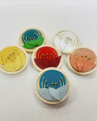 Nouveau! Les broches en cuir et bois #madeinvendee #creatricefrancaise #artisanatfrancais #artisanatfrancais🇫🇷 #creatricebijoux #brochecuir