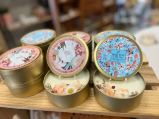 La bougie bijou est arrivée à la boutique. Il s’agit d’une bougie qui, lorsqu’elle fond, laissée découvrir une petite surprise à l’intérieur ( un bracelet en acier inoxydable). Ne tardez pas , j’ai un petit stock 😀La bougie est signée @labelledatcha et le bracelet @jjpaula_bijoux