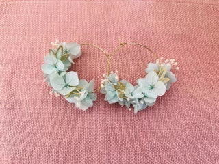 Commande spéciale 😍 avec des touches de doré parmis les hortensias #creatricefrancaise #bijouxfleuris